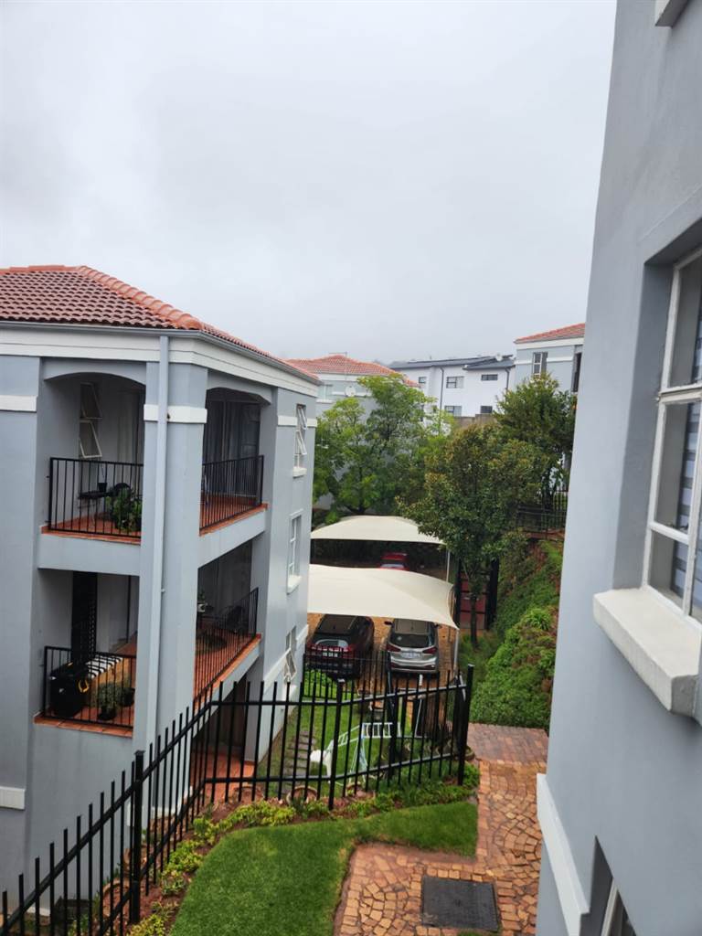3 Bed Townhouse in Northcliff photo number 3