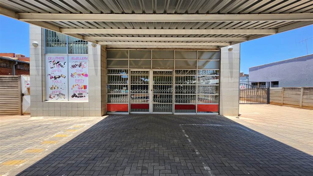 700  m² Commercial space in Pretoria North photo number 2