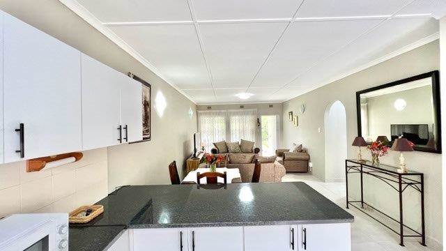 2 Bed Townhouse in Uvongo photo number 9