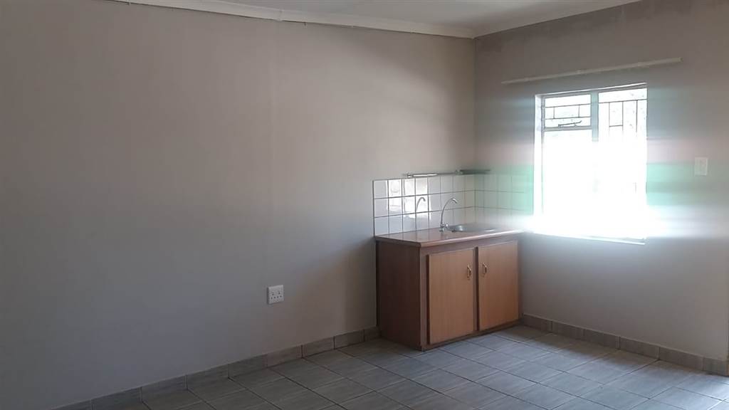 Bachelor apartment in Polokwane Central photo number 3