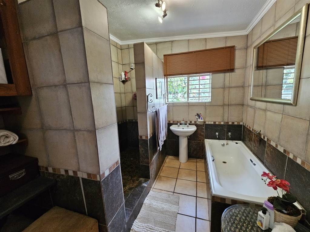 4 Bed House in Parktown Estate photo number 26