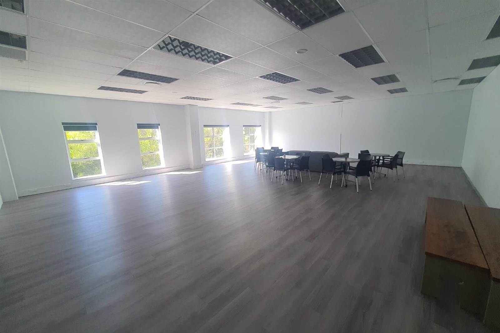 300  m² Commercial space in Fairview photo number 2