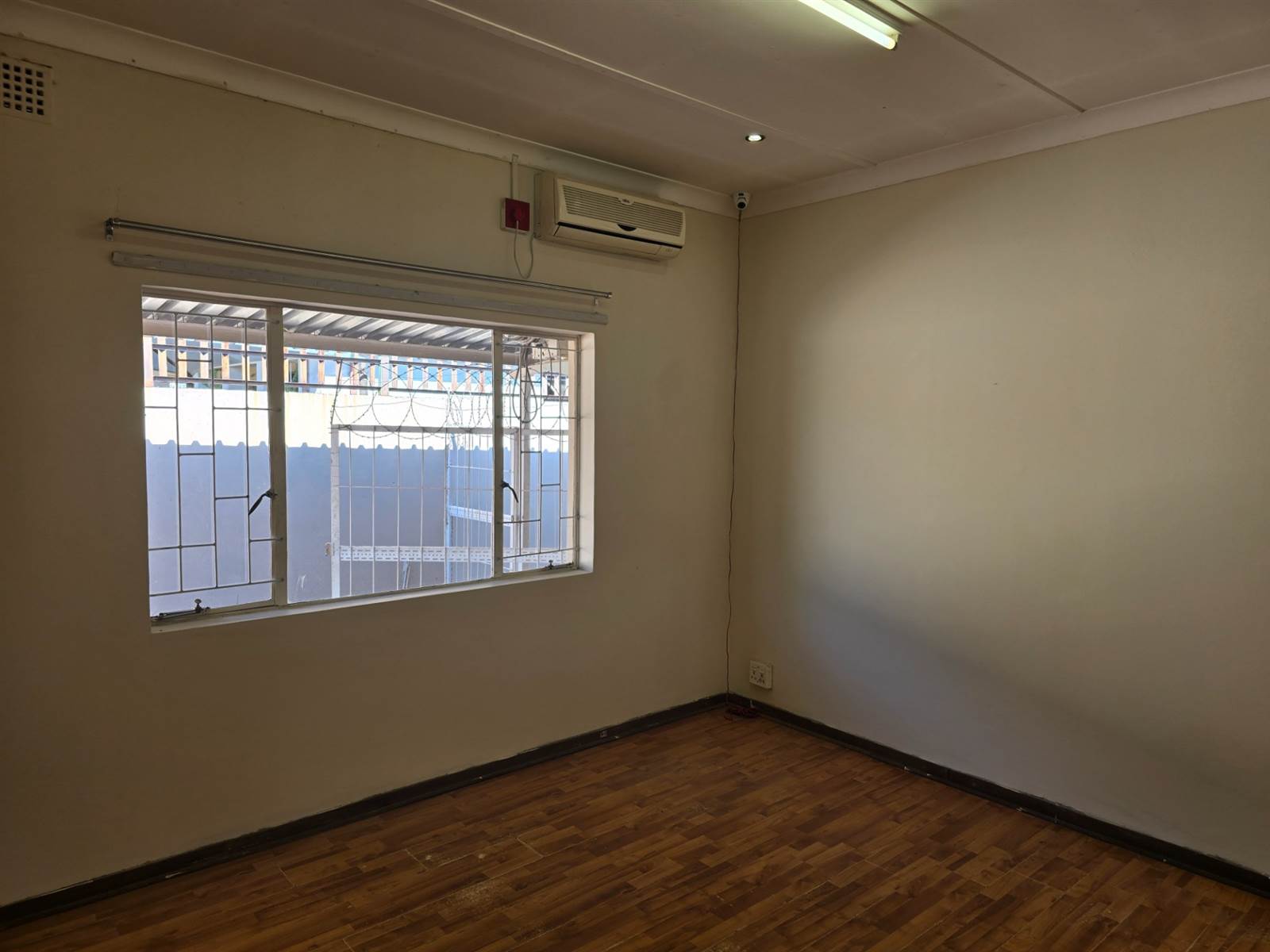 120  m² Office Space in Rustenburg Central photo number 2