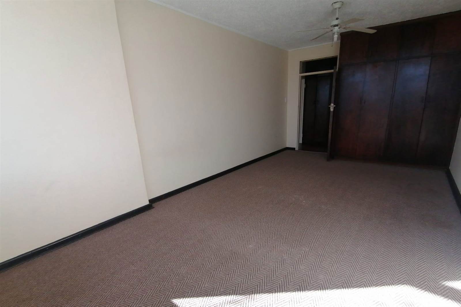 1 Bed Apartment in Grahamstown Central photo number 8