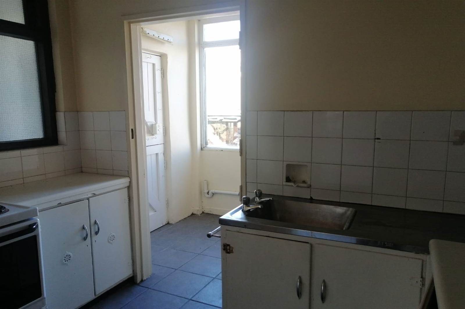 1 Bed Apartment in Grahamstown Central photo number 6