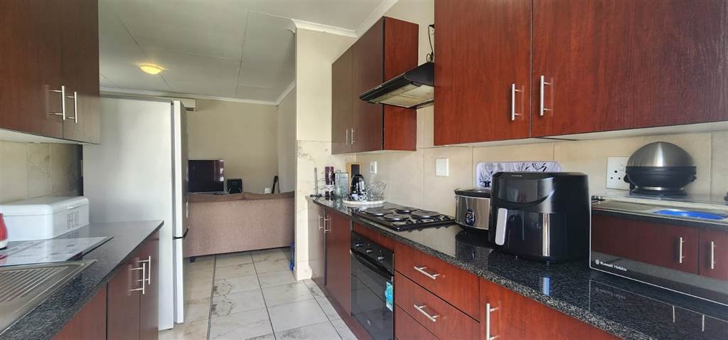 3 Bed House in Waterval East photo number 2