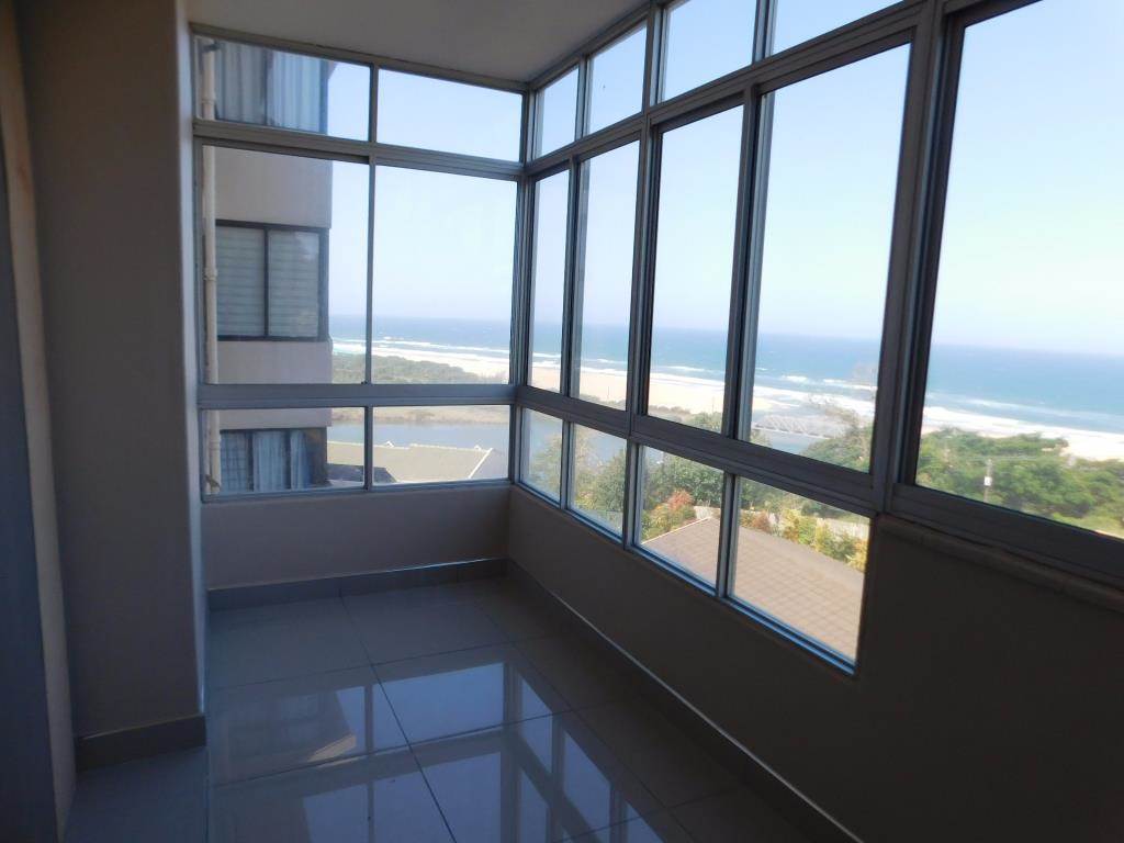 2 Bed Apartment in Illovo Beach photo number 6