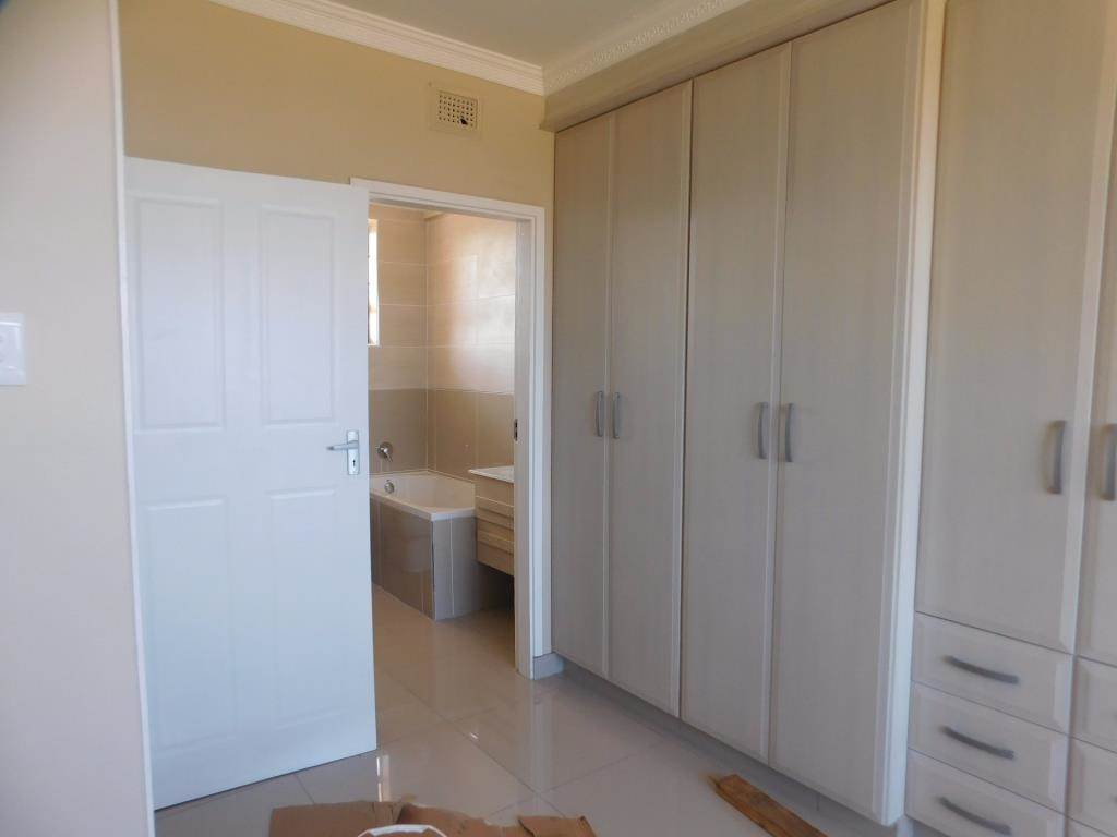 2 Bed Apartment in Illovo Beach photo number 12