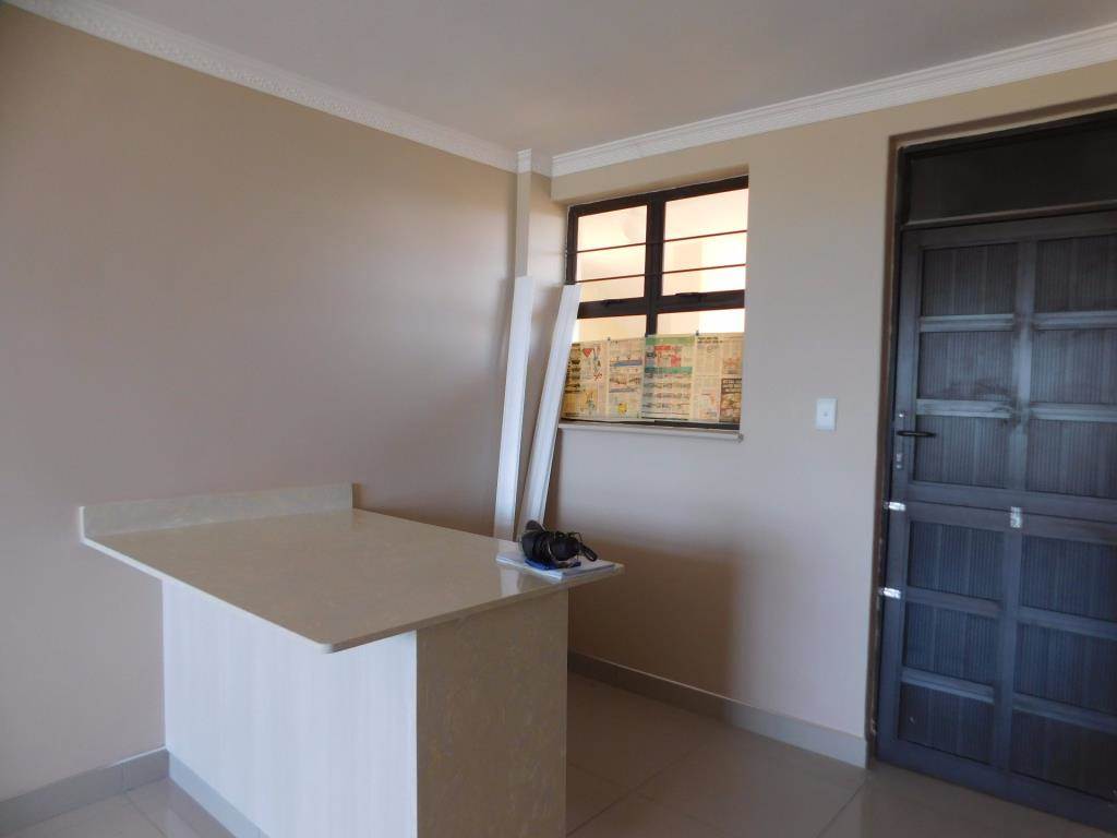 2 Bed Apartment in Illovo Beach photo number 2