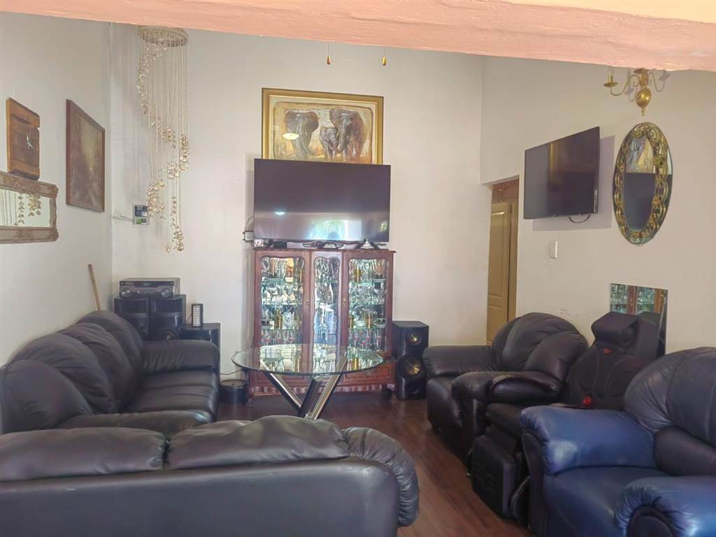 3 Bed House in Macassar photo number 9
