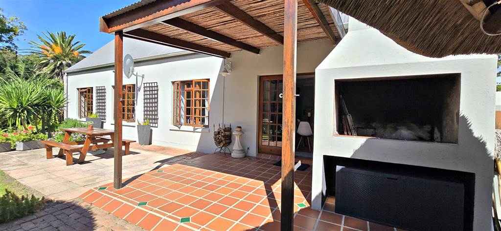 4 Bed House in Swellendam photo number 2