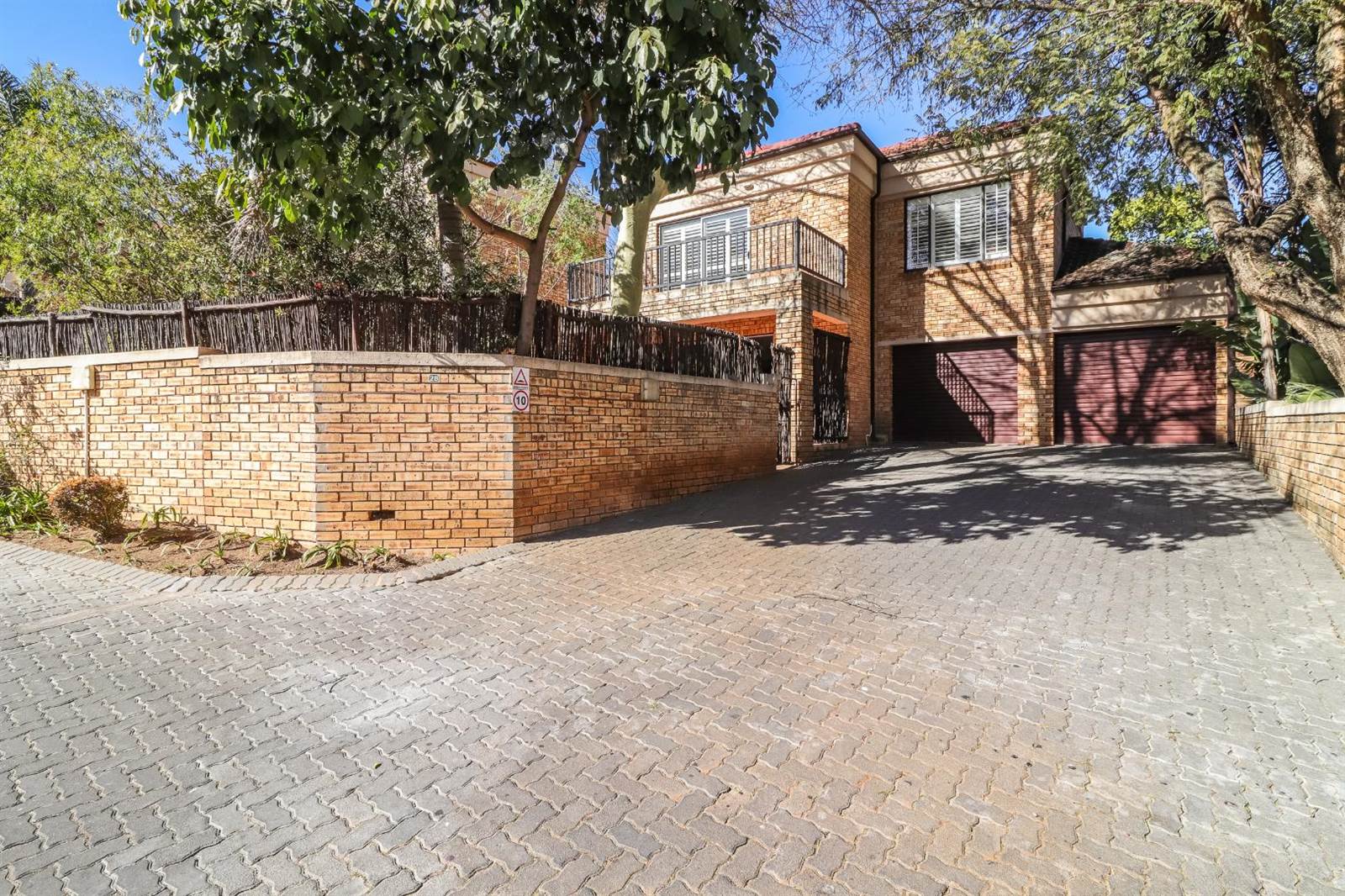 3 Bed Townhouse in Radiokop photo number 2