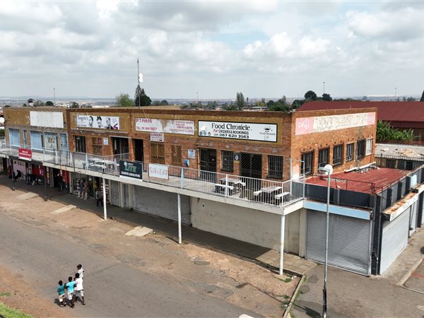 734  m² Commercial space in Phiri