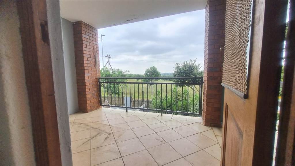 2 Bed Townhouse in Rietfontein photo number 23