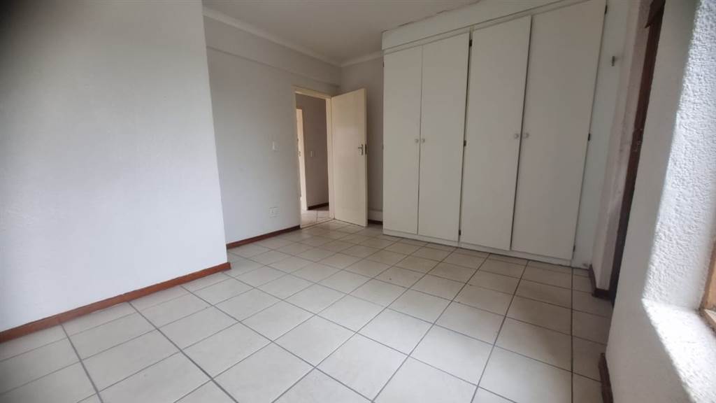 2 Bed Townhouse in Rietfontein photo number 14