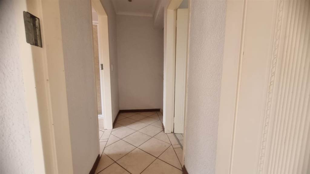 2 Bed Townhouse in Rietfontein photo number 13