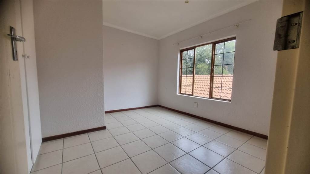 2 Bed Townhouse in Rietfontein photo number 18