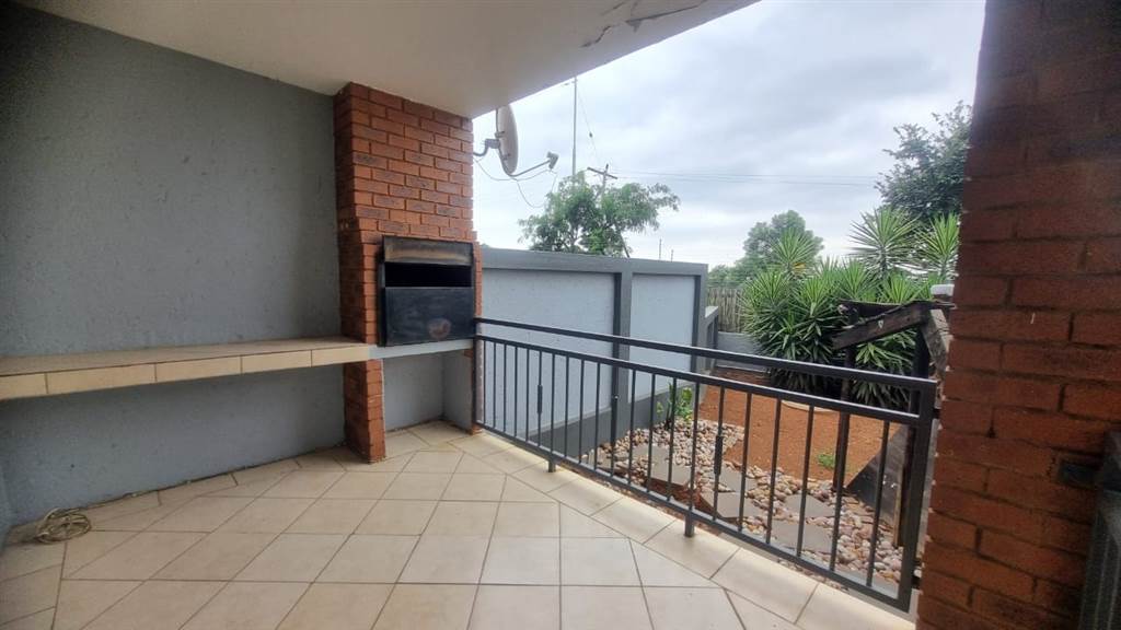 2 Bed Townhouse in Rietfontein photo number 25