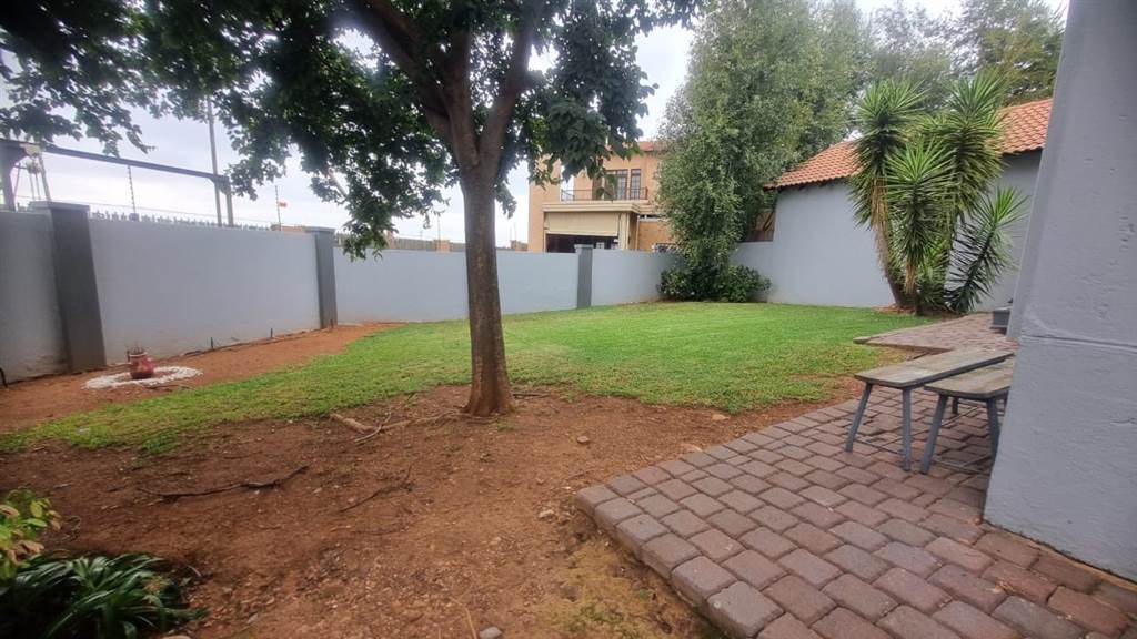 2 Bed Townhouse in Rietfontein photo number 29