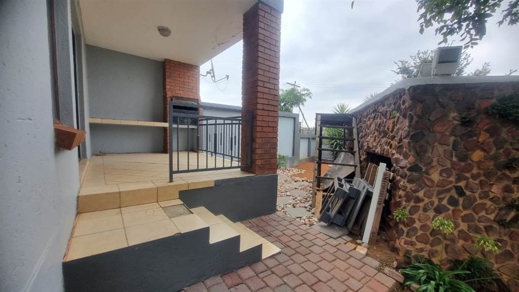 2 Bed Townhouse in Rietfontein photo number 26