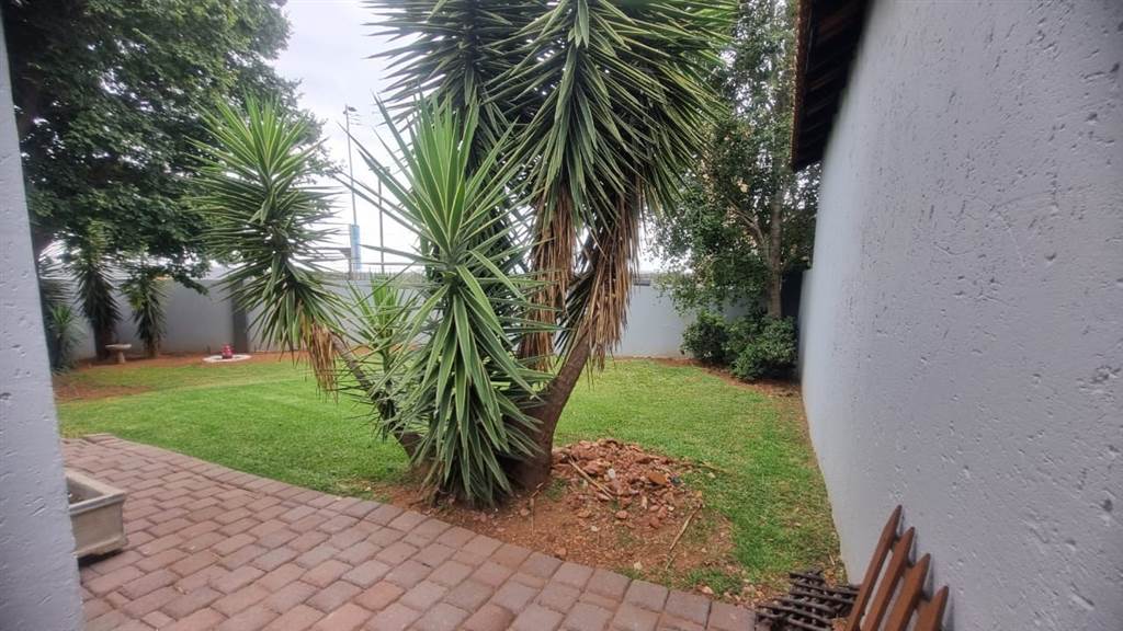 2 Bed Townhouse in Rietfontein photo number 30