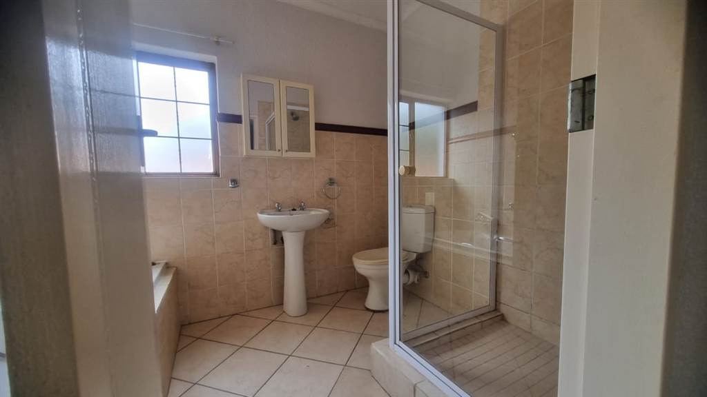 2 Bed Townhouse in Rietfontein photo number 20