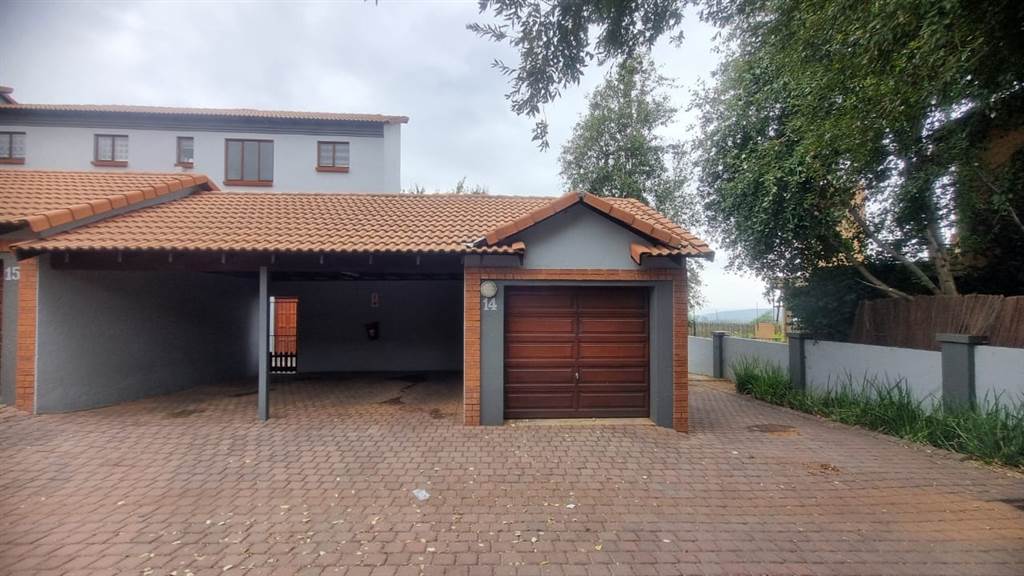 2 Bed Townhouse in Rietfontein photo number 2