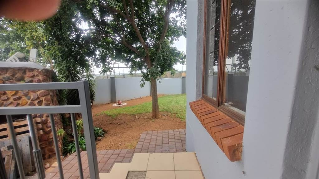 2 Bed Townhouse in Rietfontein photo number 27