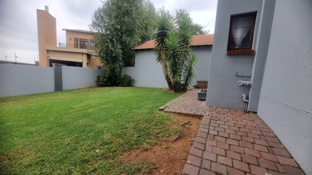 2 Bed Townhouse in Rietfontein photo number 28