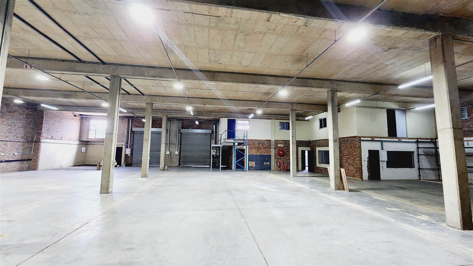 941  m² Industrial space in Laser Park photo number 4