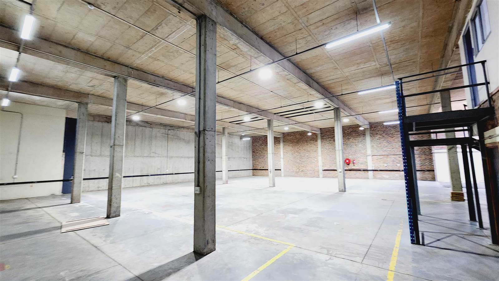 941  m² Industrial space in Laser Park photo number 7
