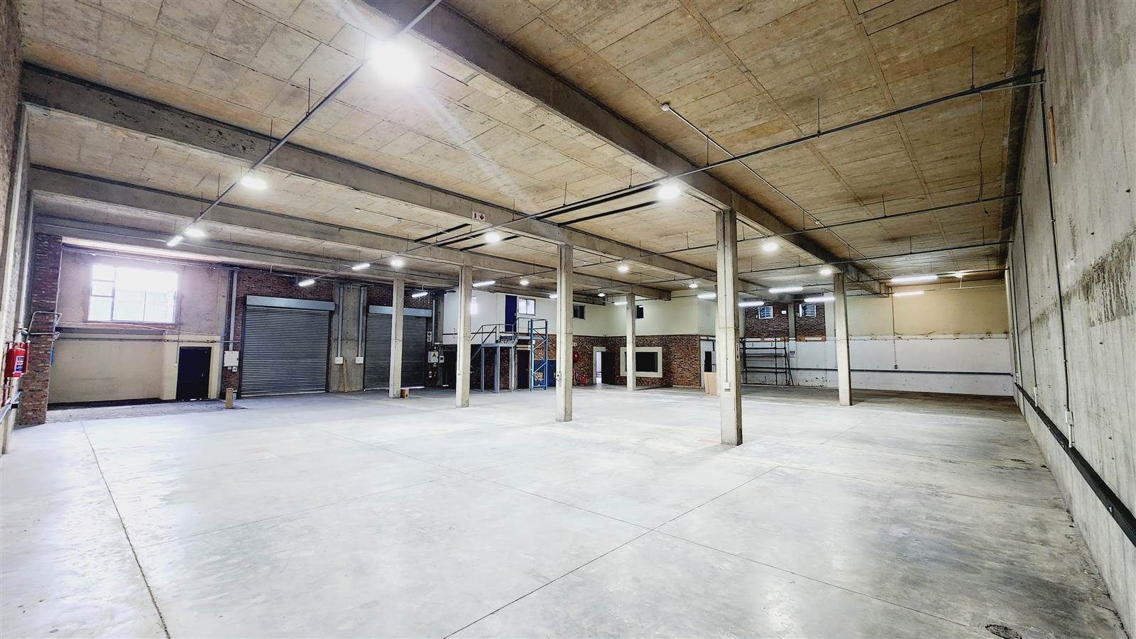 941  m² Industrial space in Laser Park photo number 2