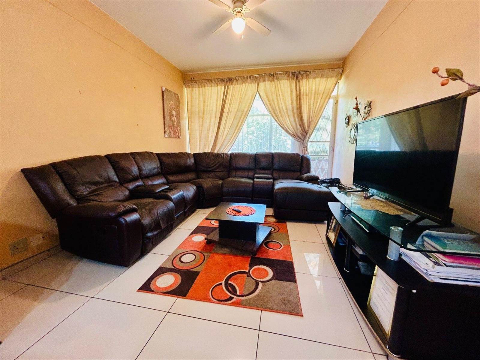 2 Bed Apartment in Vryheid photo number 5