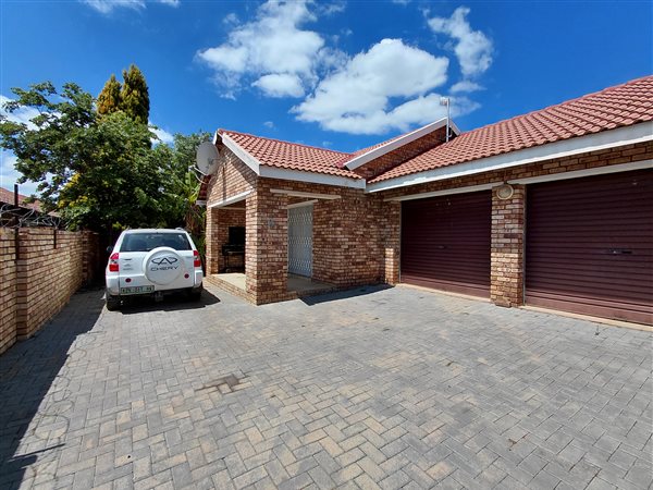 3 Bedroom Townhouse 3 Bedroom Townhouse