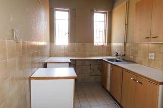 2 Bed Flat in Yeoville photo number 7