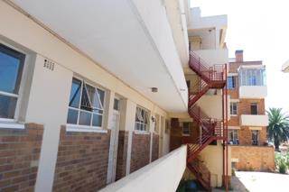 2 Bed Flat in Yeoville photo number 1