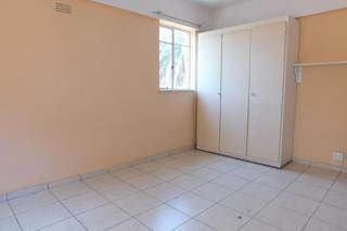 2 Bed Flat in Yeoville photo number 2