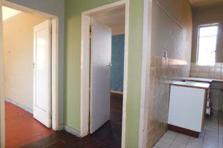 2 Bed Flat in Yeoville photo number 6