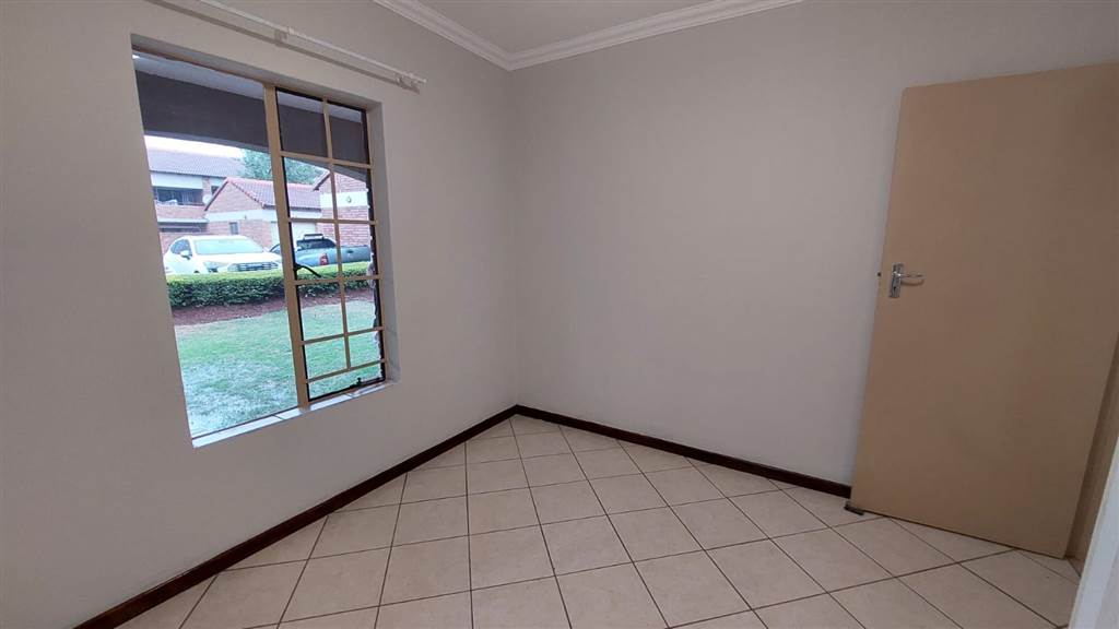 2 Bed Townhouse in Mooikloof Ridge photo number 13