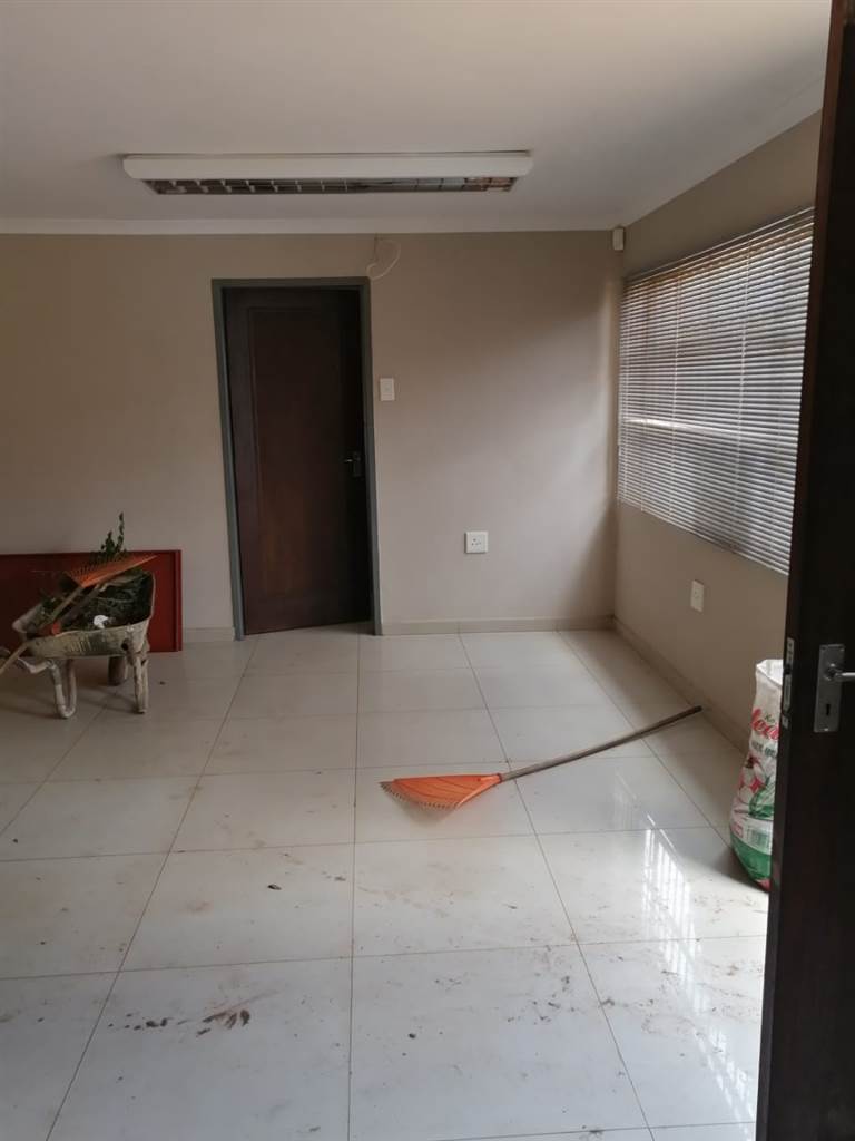 450  m² Commercial space in Vanderbijlpark NW photo number 3