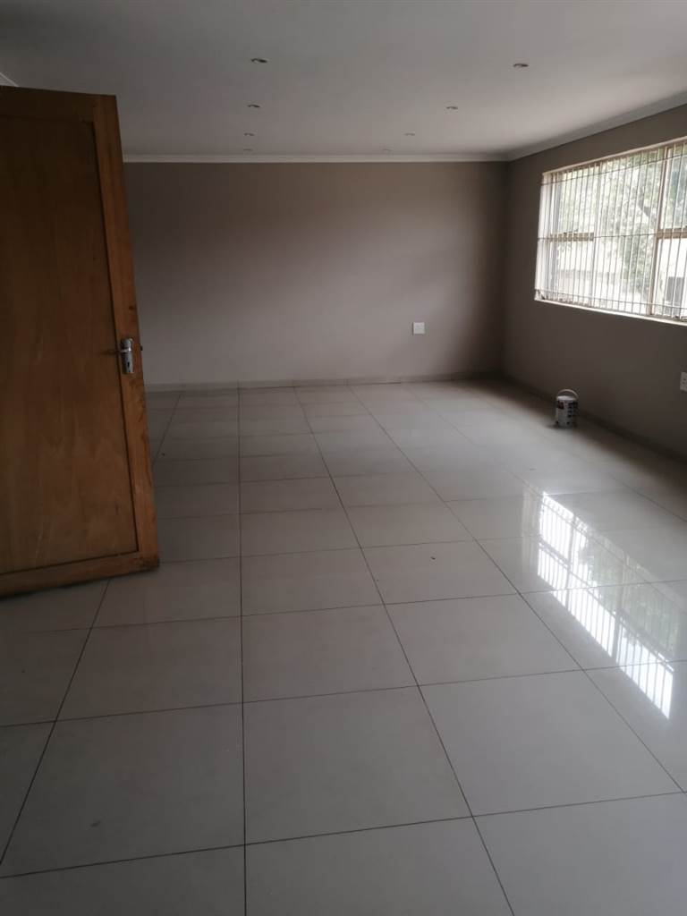 450  m² Commercial space in Vanderbijlpark NW photo number 8