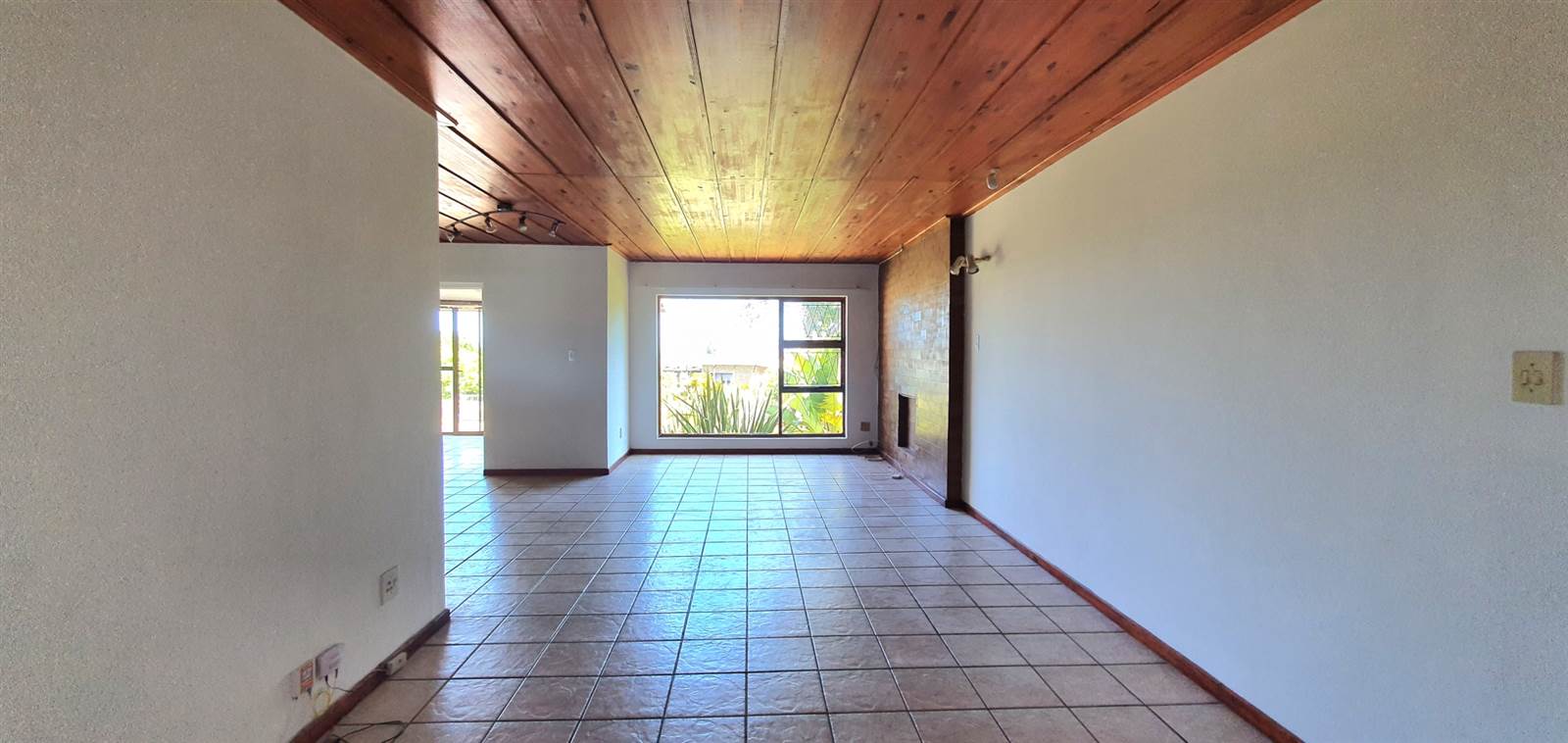 4 Bed House in Jeffreys Bay photo number 6