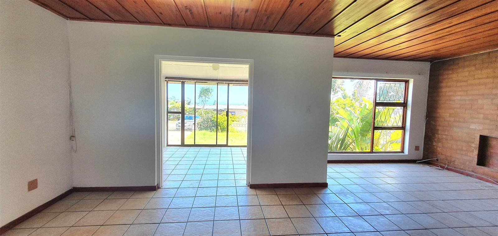 4 Bed House in Jeffreys Bay photo number 2