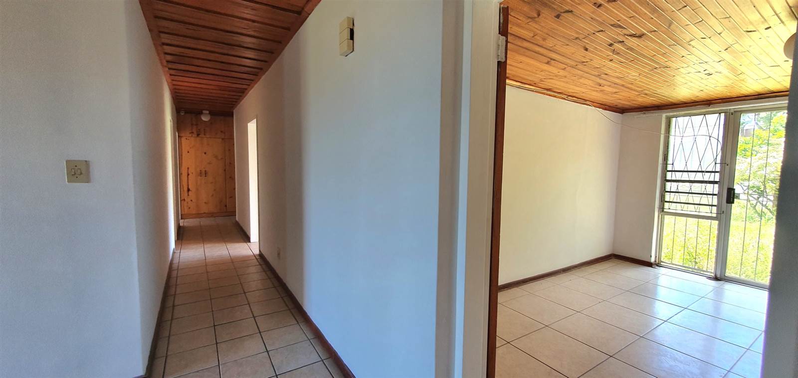 4 Bed House in Jeffreys Bay photo number 11