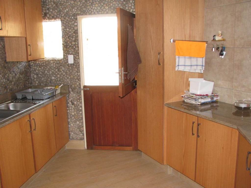 3 Bed House in Naboomspruit photo number 6
