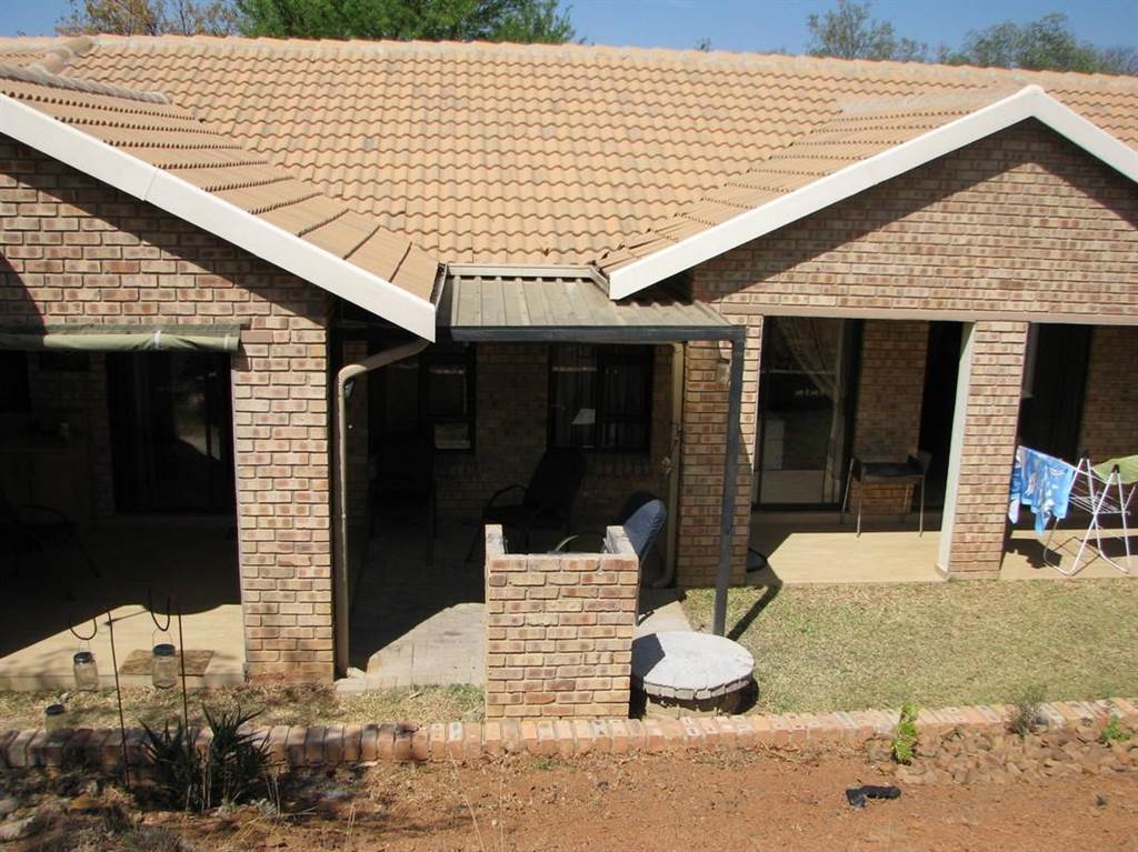 3 Bed House in Naboomspruit photo number 2