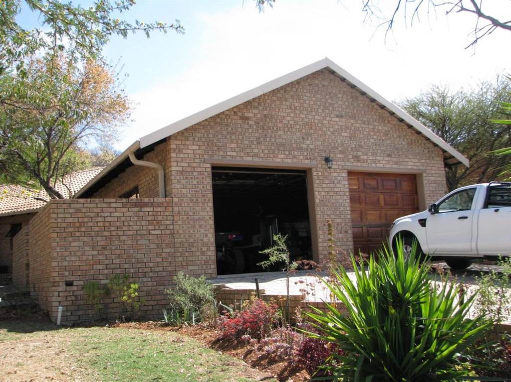 3 Bed House in Naboomspruit photo number 3
