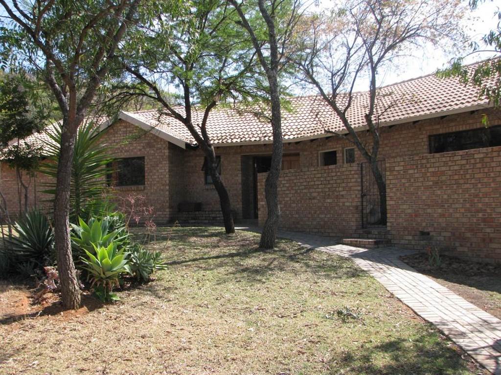 3 Bed House in Naboomspruit photo number 4