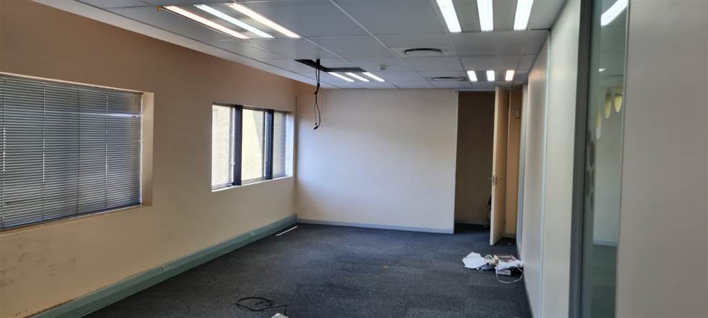 252  m² Office Space in Halfway House photo number 10