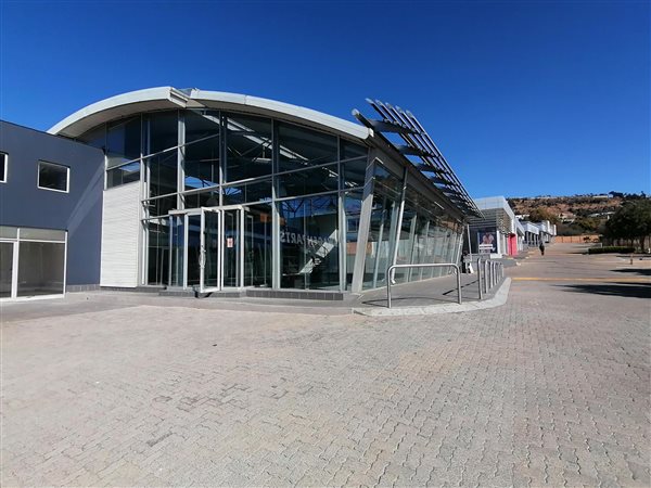 1 365  m² Retail Space